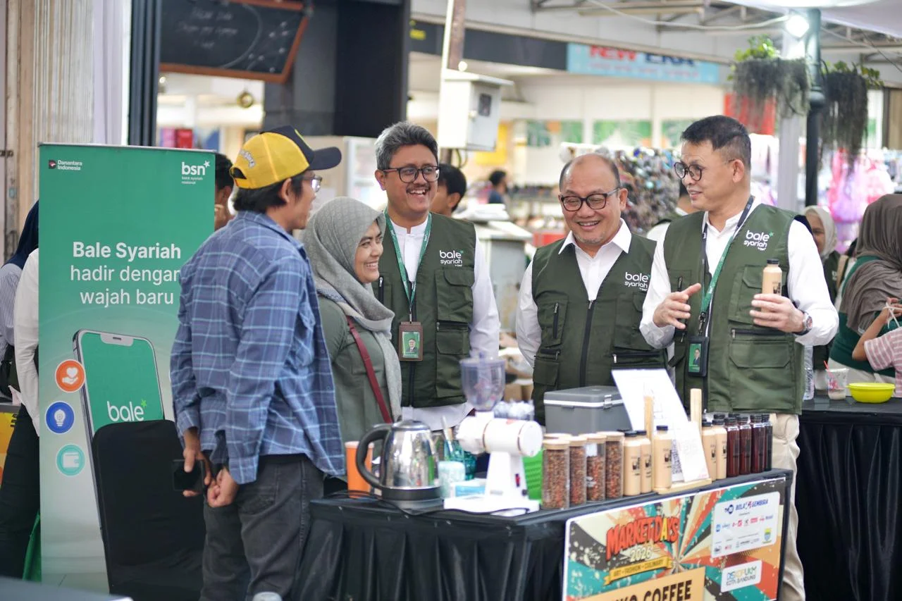 Foto : Direktur Network &amp; Retail Funding Bank Syariah Nasional (Bank BSN) Ari Kurniaman (kanan) didampingi Corporate Secretary Bank BSN Dody Agoeng (kedua kanan) dan Branch Manager Bank BSN KC Bandung Benny Kurniawan (ketiga kanan) berbincang dengan pelaku UMKM di Bandung, Jawa Barat, Sabtu (18/7/2026). 
